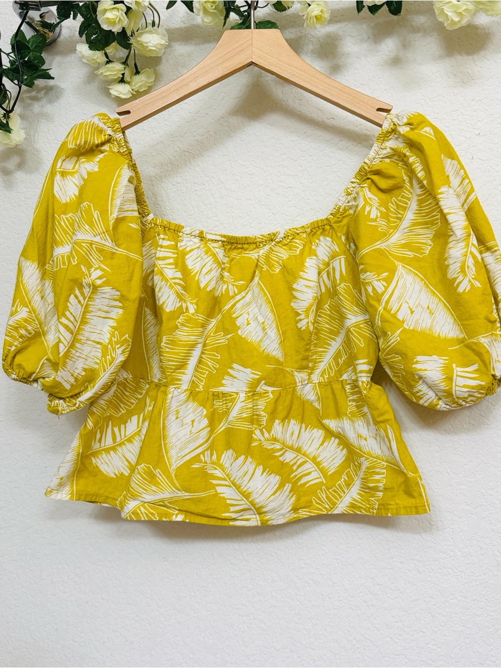 Sim & Sam • Freesia Yellow Puff-Sleeve Tropical Palm Leaf Cropped Peplum Top